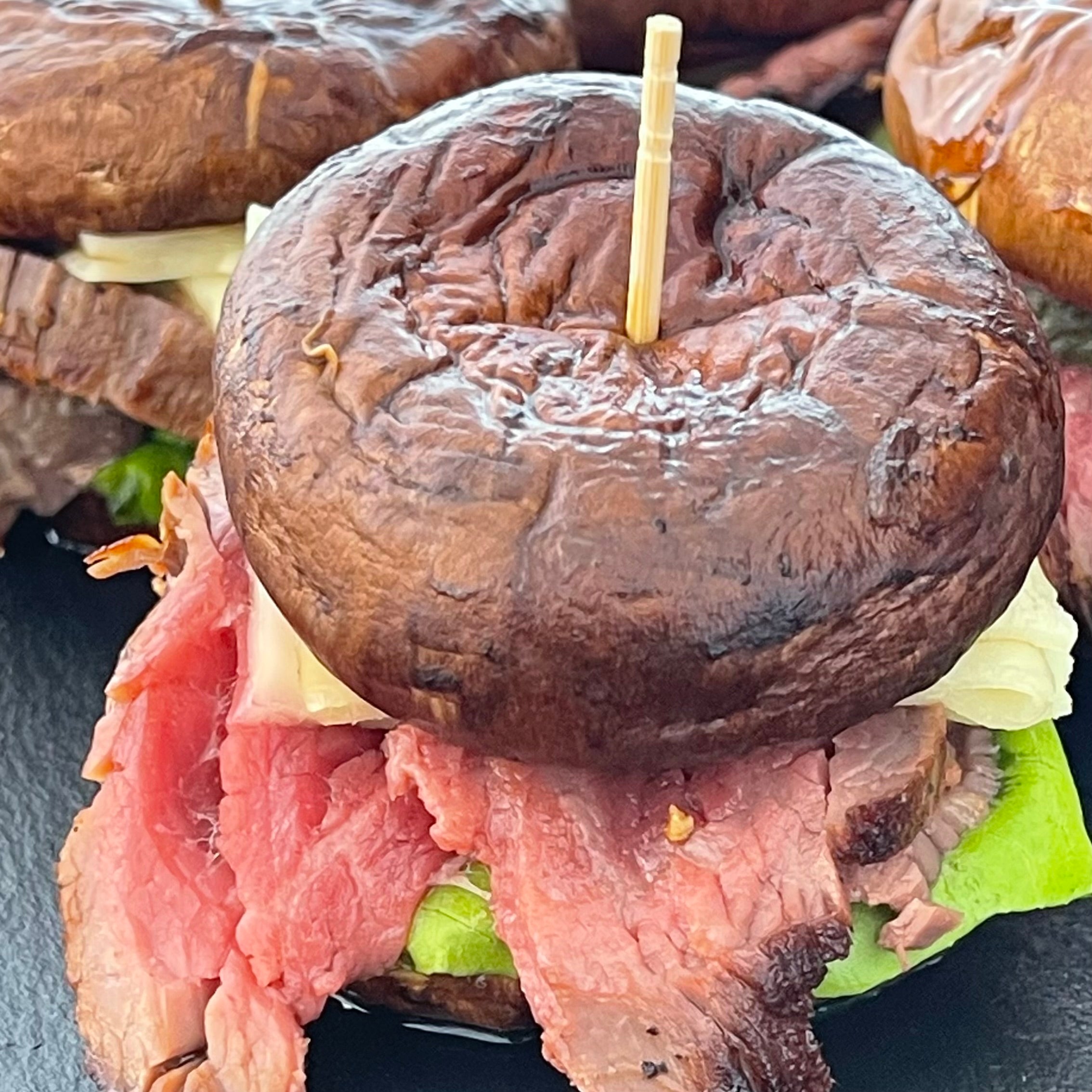 Hamburguesas de setas con solomillo de ternera y cebollas encurtidas
