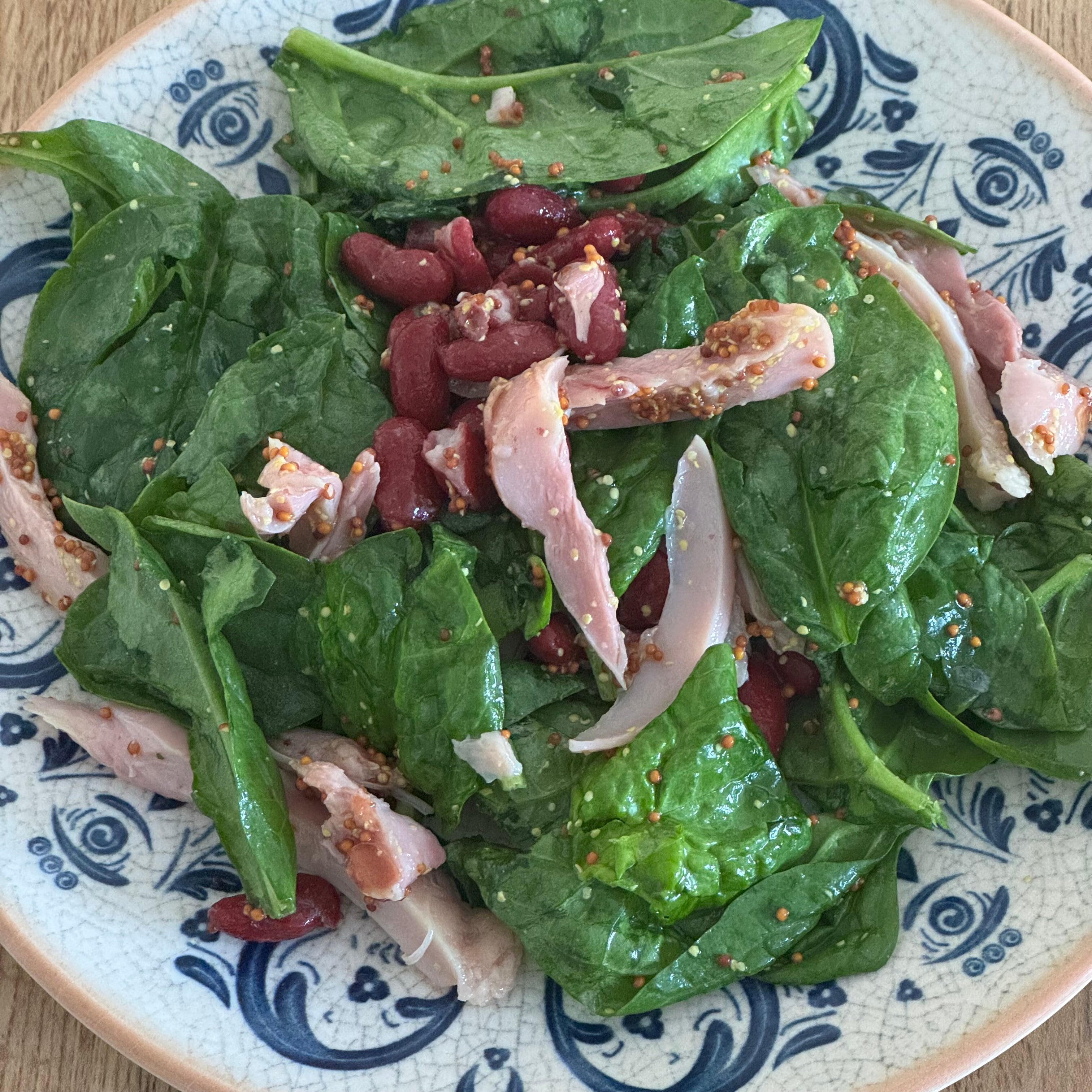 Ensalada de espinacas, alubias rojas y pollo ahumado