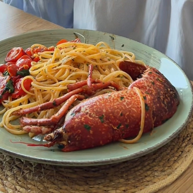 PASTA CON LANGOSTA Y TOMATES