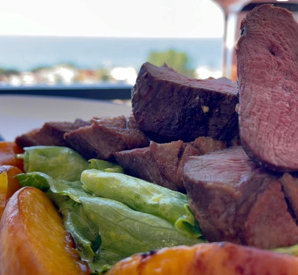 Ensalada con magret de pato y melocotones