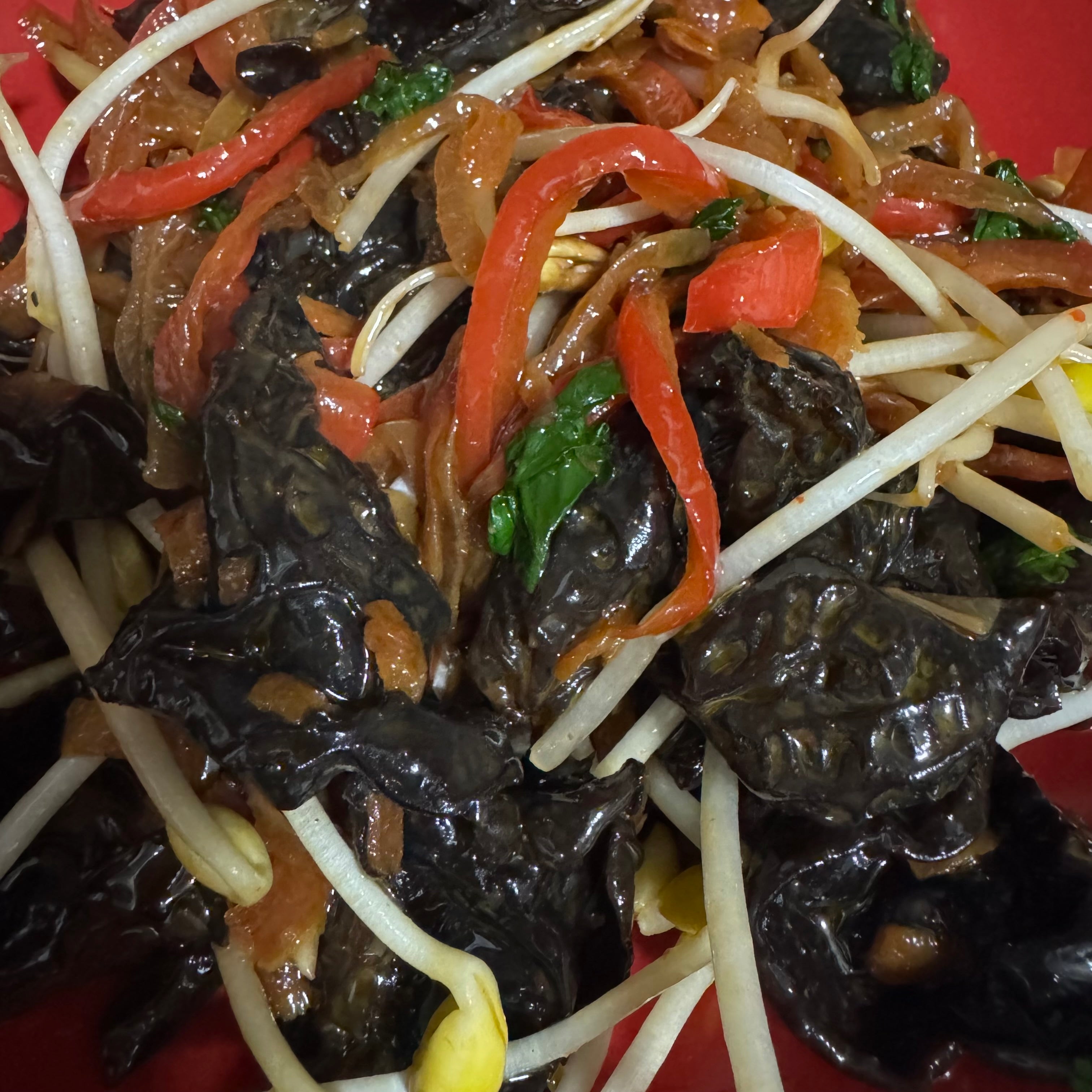 Ensalada con seta de árbol negra